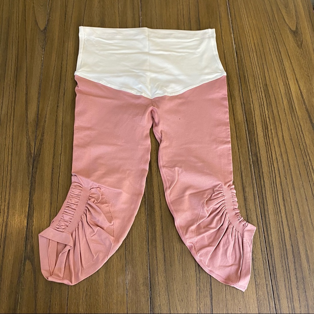 Pinkblush Cropped workout leggings ruched side